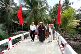 Đoàn từ thiện khánh thành cầu bê-tông tại ấp Phú Đông 1, xã An Định, tỉnh Vĩnh Long