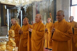 Chư tôn đức Ban Trị sự tỉnh Tây Ninh dâng hương, tri ân các anh hùng liệt sĩ nhân Đại hội đại biểu Phật giáo tỉnh lần thứ I