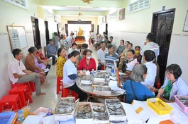 Khu vực khám mắt và tặng kính cho bà con nghèo