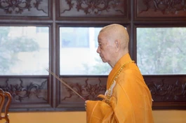 Đức Đệ tứ Pháp chủ GHPGVN niêm hương bạch Phật tại chánh điện Việt Nam Quốc Tự - Ảnh: Bảo Toàn/BGN