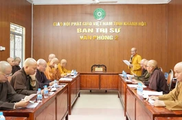 Thượng tọa Thích Hạnh Huệ chủ trì buổi họp