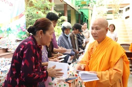 Đại diện đoàn trao quà đến người nghèo