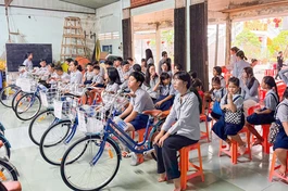 22 em đoàn sinh đang sinh hoạt tại các Gia đình Phật tử trên địa bàn tỉnh được tặng xe đạp