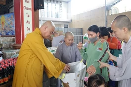 Thượng tọa Thích Tĩnh Triệt trao quà tại Phiên chợ 0 đồng diễn ra tại chùa Hưng Thiền