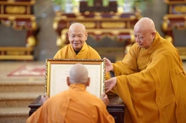Trưởng lão Hòa thượng Thích Thiện Nhơn và Hòa thượng Thích Lệ Trang, trao giáo chỉ tấn phong Hòa thượng 