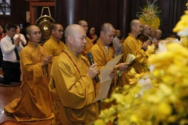 Chư tôn đức thực hiện khóa lễ cầu siêu theo truyền thống