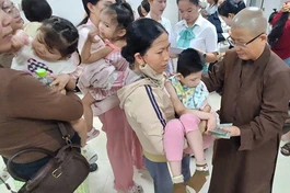 Ni sư Thích nữ Minh Hiền trao quà đến bệnh nhi