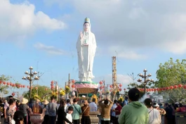 Người dân, Phật tử quanh vùng về đảnh lễ trong Lễ hội Quán Âm Nam Hải hàng năm