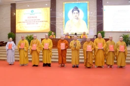 Thường trực Ban Tăng sự GHPGVN TP.HCM nhiệm kỳ 2026-2031 nhận quyết định và ra mắt tại hội nghị - Ảnh: Bảo Toàn/BGN