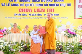 Thượng tọa Thích Thiện Hưng, Phó Trưởng ban Trị sự TP.HCM trao quyết định đến Sư cô Thích nữ Diệu Quang