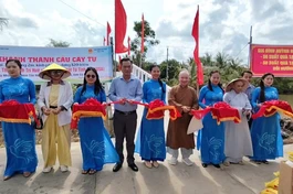 Cắt băng khánh thành công trình cầu bê-tông, bàn giao cho bà con địa phương