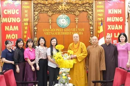 Đoàn Trung ương Hội Liên hiệp Phụ nữ VN tặng hoa chúc mừng Phật đản Phật lịch 2570