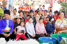 Bà con người đồng bào xã Mường Phăng đến nhận quà