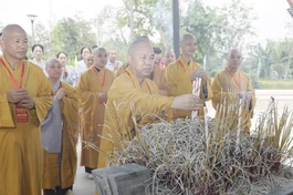 Thượng tọa Thích Đức Thiện dâng hương tưởng niệm các anh hùng, liệt sĩ