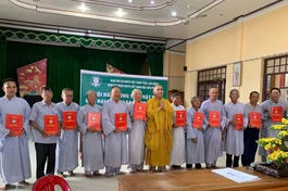  Đại đức Thích Nguyên Nguyệt trao quyết định đến các thành viên Ban Đại diện Phật giáo Đặc khu Phú Quý