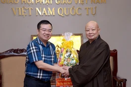 Giám đốc Sở Dân tộc và Tôn giáo TP.HCM Nguyễn Văn Đồng và Hòa thượng Thích Lệ Trang, Trưởng ban Trị sự TP.HCM - Ảnh: Bảo Toàn/BGN