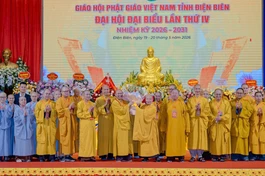 Trưởng lão Hòa thượng Thích Thiện Nhơn tặng hoa chúc mừng Thượng tọa Thích Đức Thiện, tân Trưởng ban Trị sự tỉnh - Ảnh: Đăng Huy