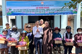 Chùa Minh Giác bàn giao nhà tình thương đến gia đình bà Trần Thị Hương