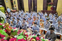 Thành viên Câu lạc bộ Thanh thiếu niên Phật tử chùa Quán Sứ thực hiện thời sám Khánh đản 