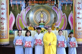 Thượng tọa Thích Thiện Thông trao giải đặc biệt đến các Phật tử