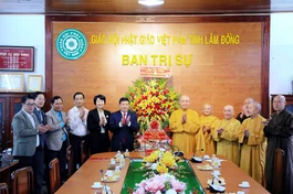 Ông Y Thanh Hà Niê Kđăm chúc mừng chư tôn đức Ban Trị sự GHPGVN tỉnh Lâm Đồng 