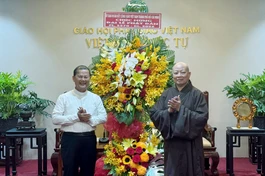 Hòa thượng Thích Lệ Trang tiếp Linh mục Gioan Baotixita Nguyễn Văn Riễn thăm và chúc mừng Phật đản