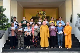 Ban Từ thiện xã hội Báo Giác Ngộ trao tiền của bạn đọc ủng hộ bệnh nhân nghèo