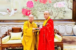 Trưởng lão Hòa thượng Thích Diễn Giác tiếp Trưởng lão Hòa thượng Thích Thiện Nhơn
