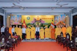  Ban Tôn giáo Chính phủ chúc mừng Phật đản đến Trưởng lão Hòa thượng Chủ tịch Hội đồng Trị sự - Ảnh: Đăng Huy