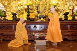 Nhị vị giáo phẩm đối thú tác pháp an cư theo nghi thức Thượng tọa - Ảnh: Bảo Toàn/BGN