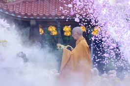 Đức Pháp chủ GHPGVN niêm hương cúng dường Đức Thế Tôn - Ảnh: Bảo Toàn/BGN