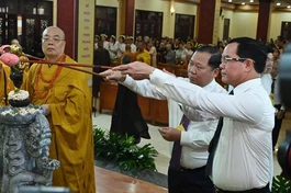  Trưởng lão Hòa thượng Thích Thanh Nhiễu hướng dẫn các vị lãnh đạo các cơ quan thực hiện nghi thức Tắm Phật
