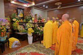 Chư tôn đức thắp hương tưởng niệm Ni trưởng Thích nữ Đàm Minh
