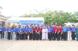 Các Sư cô chùa Tân Phước cùng các thanh niên tình nguyện hỗ trợ cho học sinh tại điểm thi Trường Trung học Phổ thông Hậu Nghĩa 