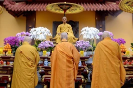 Đức Pháp chủ GHPGVN và chư vị Trưởng lão Hòa thượng Hội đồng Chứng minh dâng hương tưởng niệm Bồ-tát Thích Quảng Đức - Ảnh: Bảo Toàn/BGN