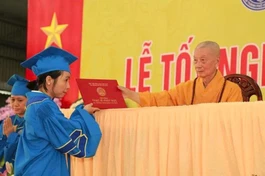 Đại lão Hòa thượng Viện trưởng trao Bằng tốt nghiệp cho học viên Cử nhân Phật học hệ Đào tạo từ xa - Ảnh: Phùng Anh Quốc