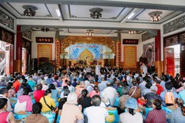 Buổi trao quà tại chùa Từ Huệ