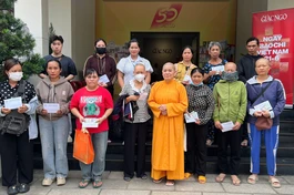 Ni sư Thích nữ Thông Liên trao tiền của bạn đọc Báo Giác Ngộ đến bệnh nhân có hoàn cảnh khó khăn