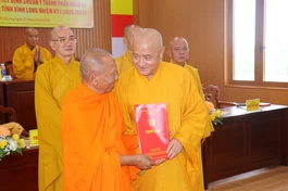 Hòa thượng Thích Huệ Thông trao quyết định Trưởng ban Trị sự tỉnh Vĩnh Long đến Hòa thượng Thạch Sok Xane