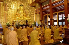 Chư Tăng TP.HCM trong Lễ Bố-tát tại chánh điện Việt Nam Quốc Tự - Ảnh: Bảo Toàn/BGN
