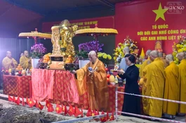 Hòa thượng Thích Lệ Trang cử hành khóa lễ tâm linh truyền thống Phật giáo tại Công viên Lê Thị Riêng