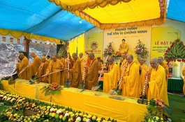 Chư tôn đức thực hiện nghi thức đặt đá đại trùng tu chùa Trà My và khởi công xây dựng Nhà rông Bụt