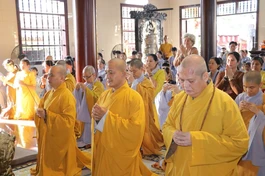 Chư tôn đức niêm hương Tam bảo