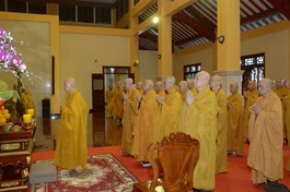 Đức Pháp chủ cùng chư vị giáo phẩm Hội đồng Chứng minh, Ban Trị sự TP.HCM niêm hương tưởng niệm Đại lão Hòa thượng Thích Thiện Hào