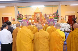 Chư tôn đức và đại diện các cơ quan dâng hương tưởng niệm Giác linh Tổ sư Lê Khánh Hòa