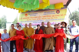 Cắt băng khánh thành cầu Thường Quang số 73 tại ấp Hóc Thơm