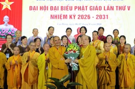 Trưởng lão Hòa thượng Thích Thanh Nhiễu tặng hoa chúc mừng tân Trưởng ban Trị sự tỉnh Cao Bằng