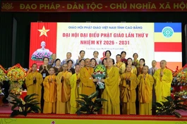 Trưởng lão Hòa thượng Thích Thanh Nhiễu tặng hoa chúc mừng tân Trưởng ban Trị sự tỉnh Cao Bằng