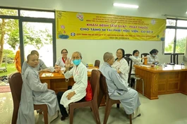 Y bác sĩ khám bệnh cho Ni sinh