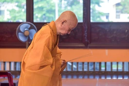 Đức Pháp chủ niêm hương Tam bảo tại chánh điện Việt Nam Quốc Tự